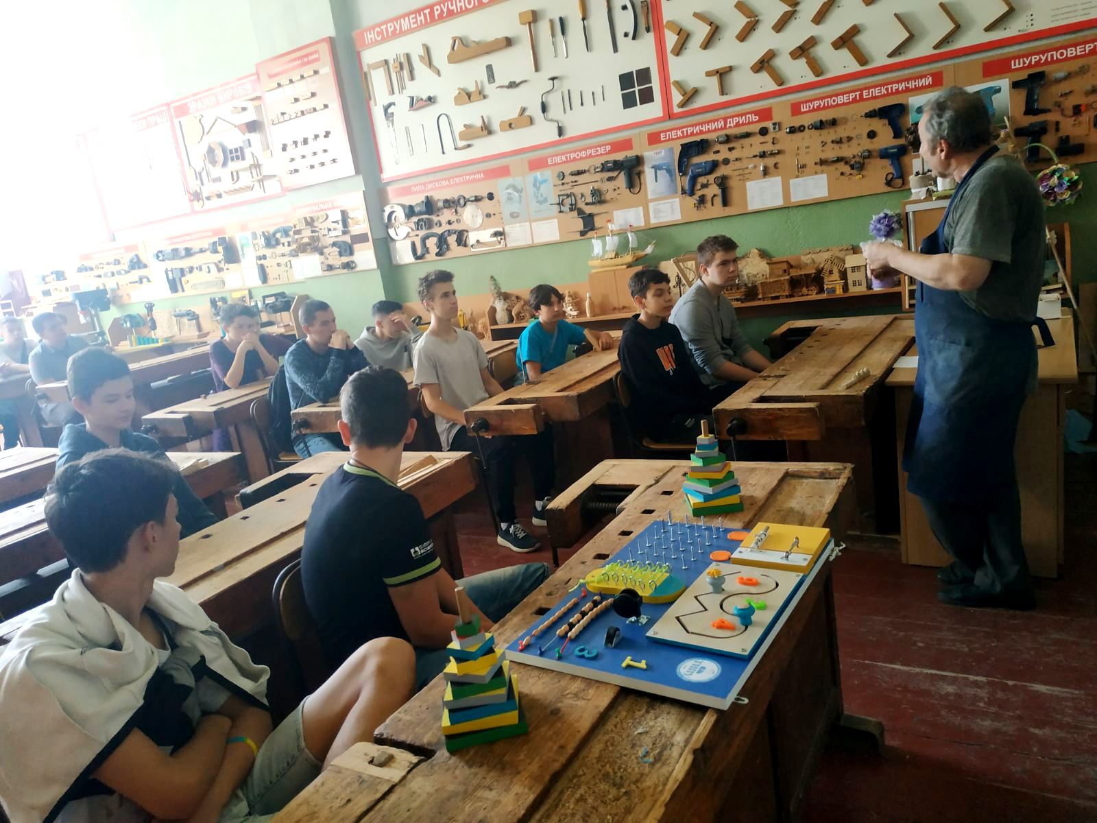 Ознайомлення учнів з лабораторією обробки деревинних матеріалів